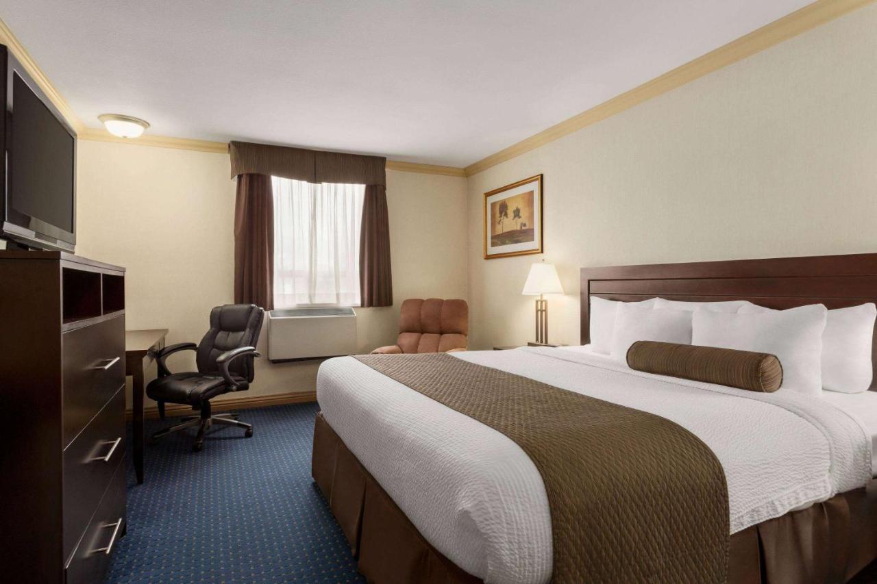 Days Inn & Suites By Wyndham Sault Ste. Marie On Eksteriør bilde