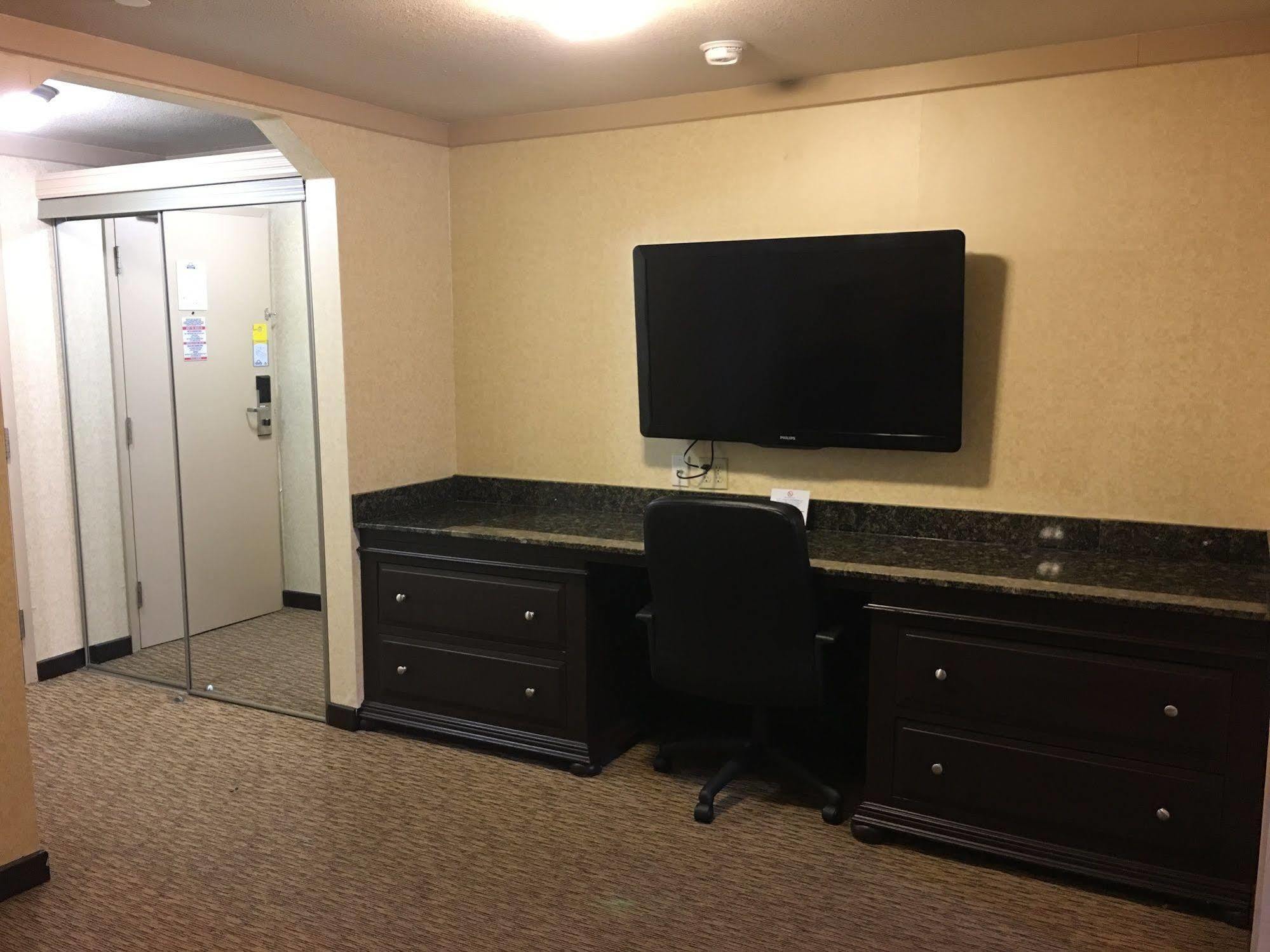 Days Inn & Suites By Wyndham Sault Ste. Marie On Eksteriør bilde