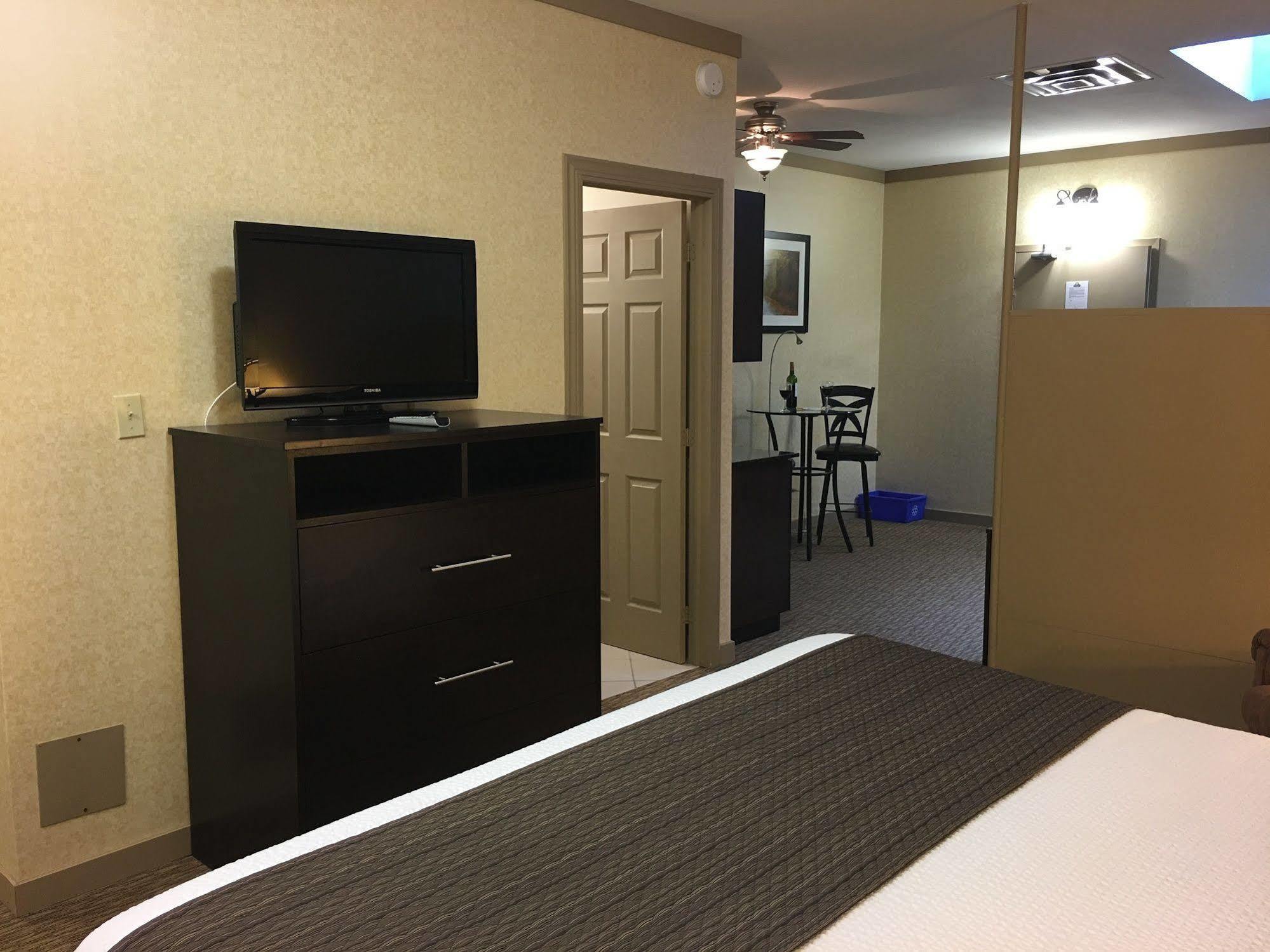 Days Inn & Suites By Wyndham Sault Ste. Marie On Eksteriør bilde