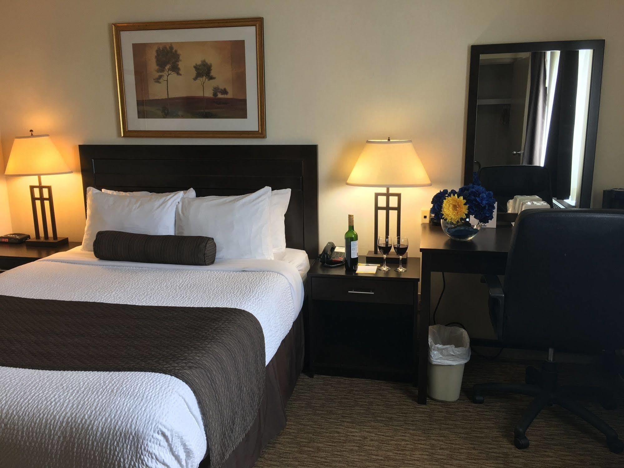 Days Inn & Suites By Wyndham Sault Ste. Marie On Eksteriør bilde