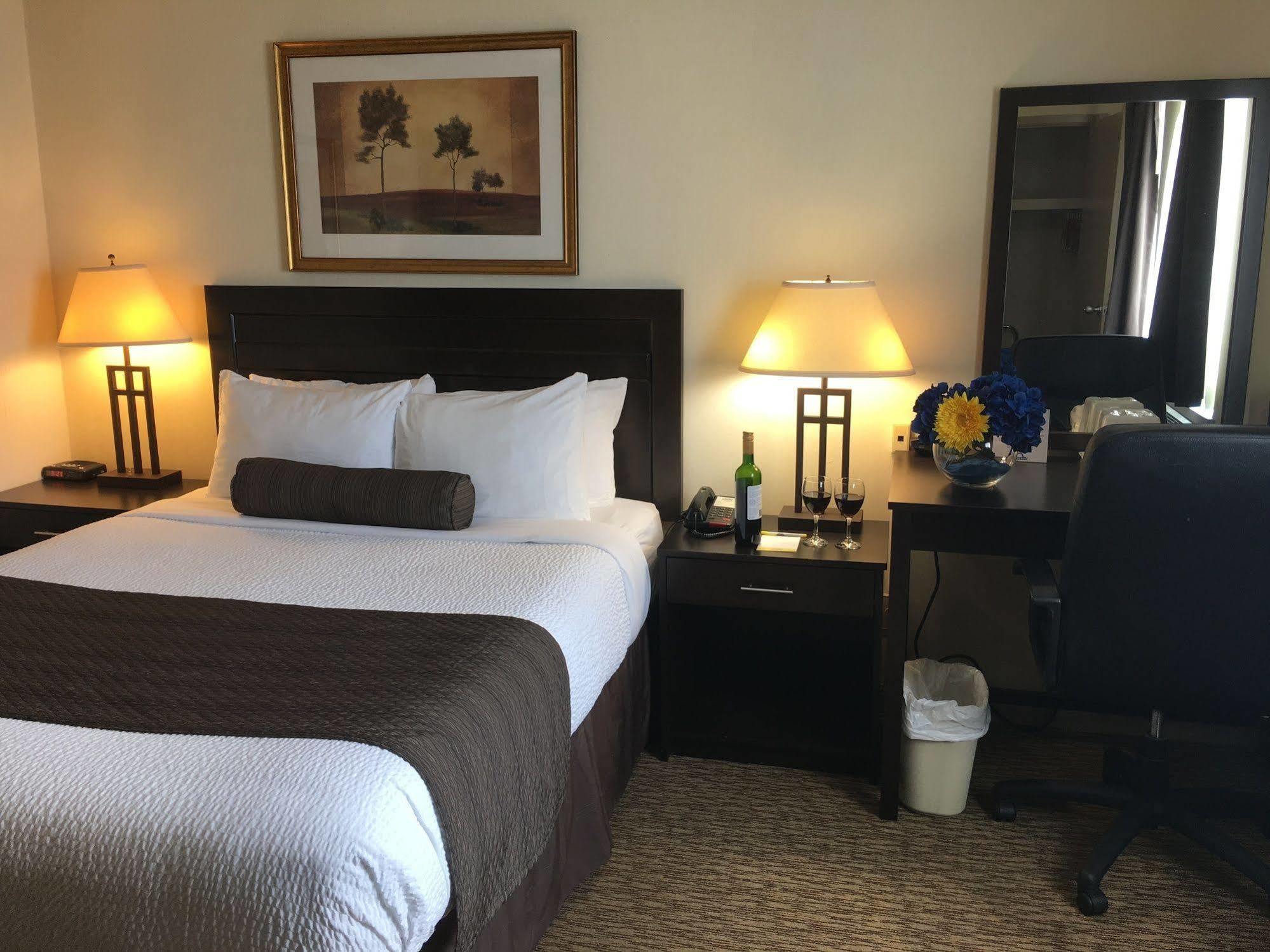 Days Inn & Suites By Wyndham Sault Ste. Marie On Eksteriør bilde
