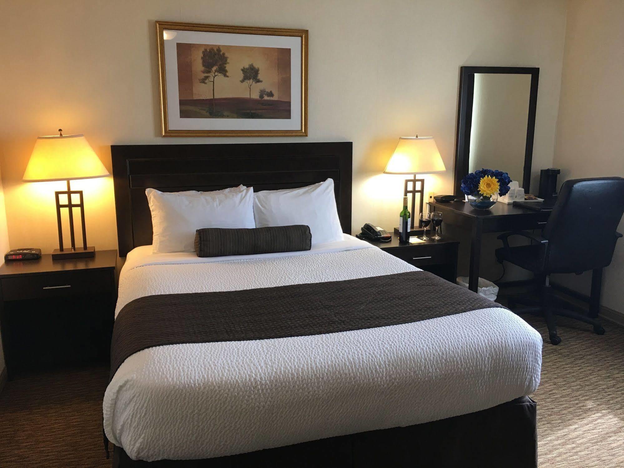 Days Inn & Suites By Wyndham Sault Ste. Marie On Eksteriør bilde